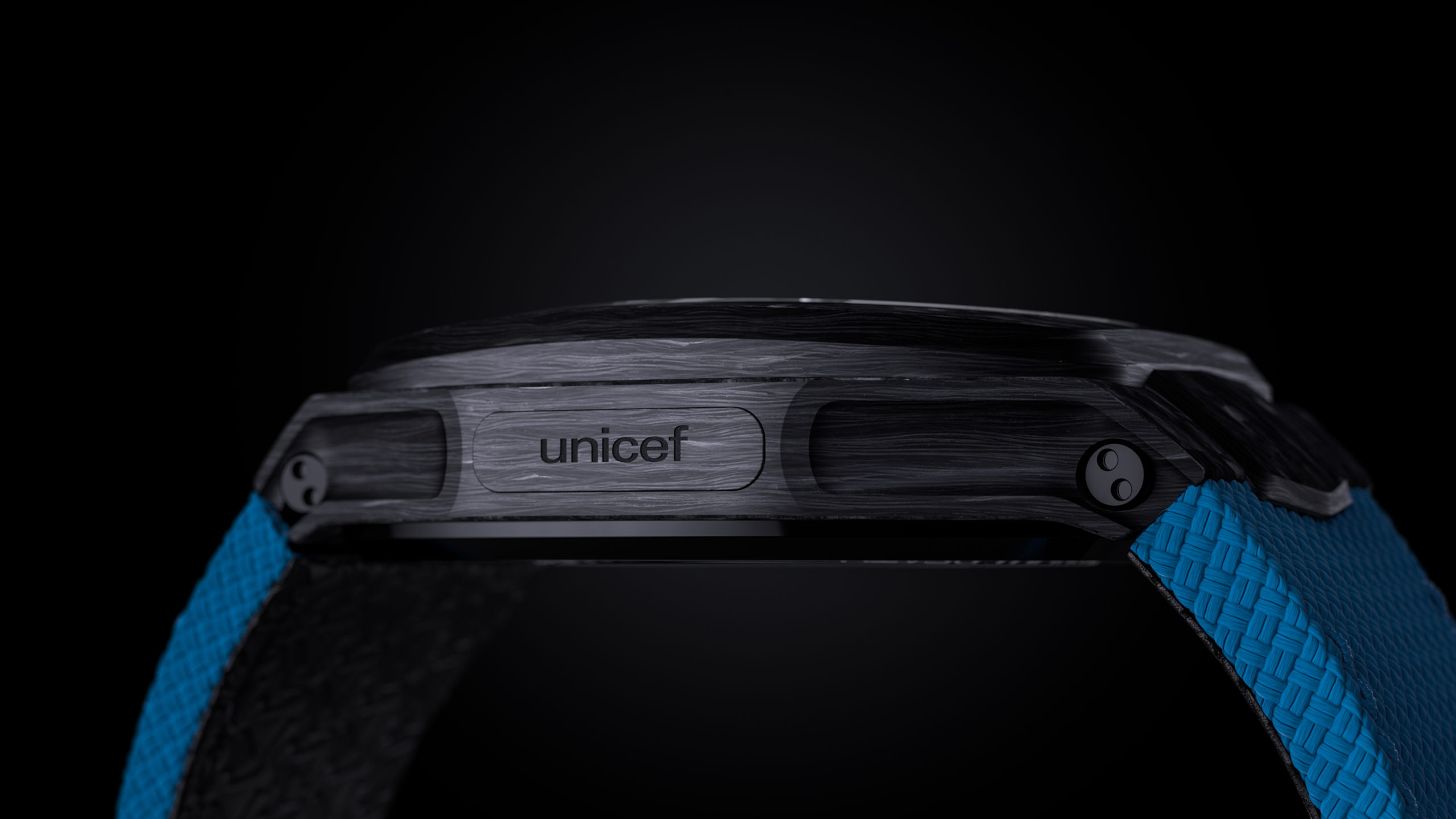 Moön Skull for Unicef in Carbon and blue rubber strap